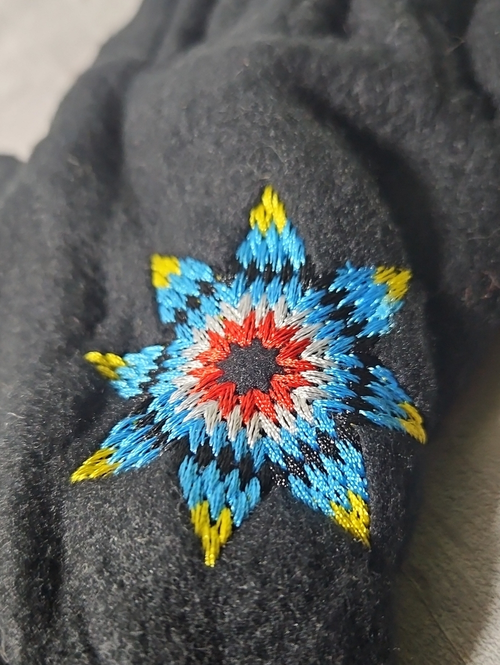 black fleece gloves - Picture 2 of 2